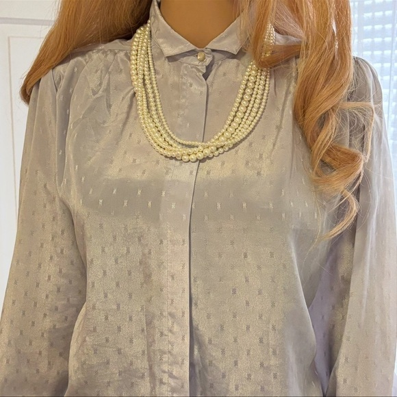 FEMININE DRESSY LIGHT GRAY WITH SHEEN BLOUSE AND IRIDESCENT WHITE BUTTONS SIZE 6 - Picture 11 of 11